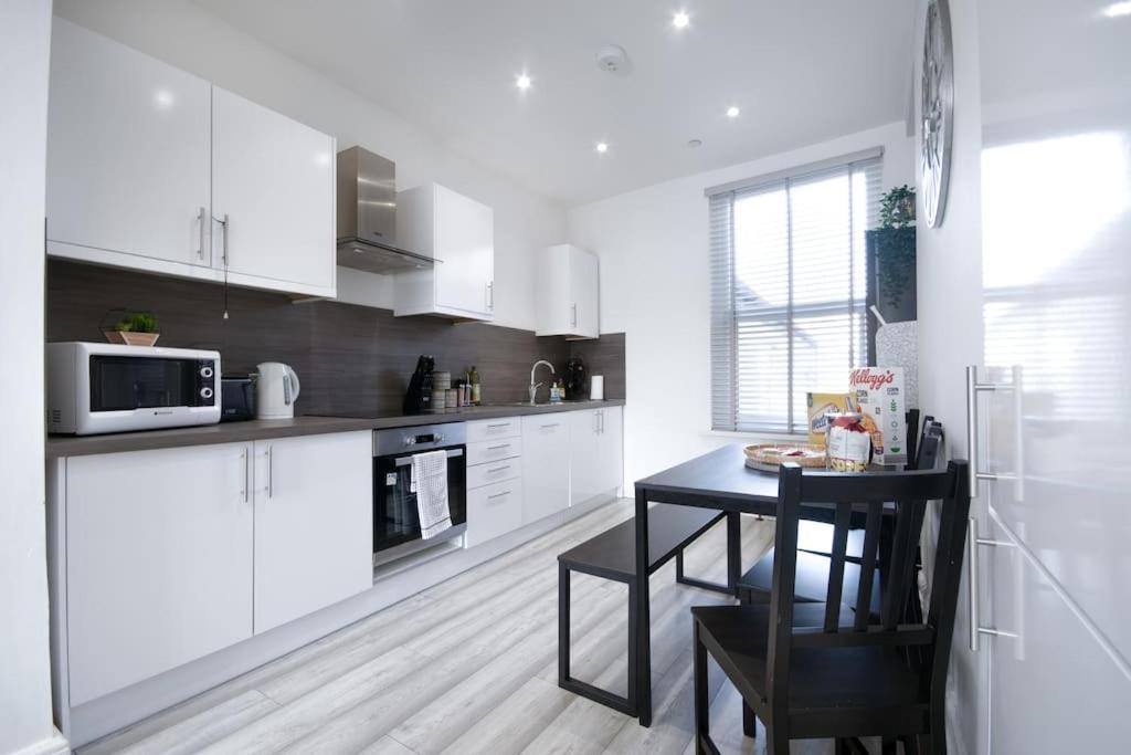 Luxe Living Family Home - Beach, Wifi, Parking Swansea Bagian luar foto