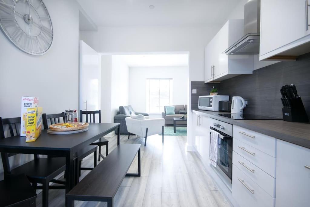 Luxe Living Family Home - Beach, Wifi, Parking Swansea Bagian luar foto